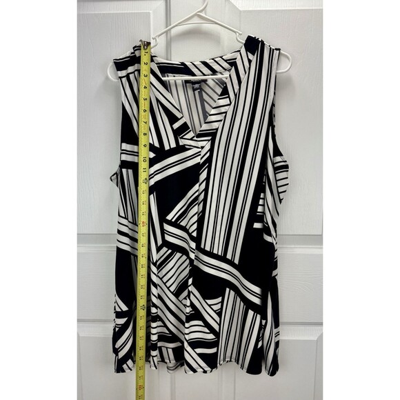 Alfani Woman Plus Size 2X Black And White Geometric Sleeveless Blouse - Picture 6 of 6